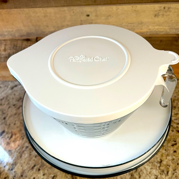 NIB Pampered Chef small batter bowl with lid #2432 - Picture 5 of 6